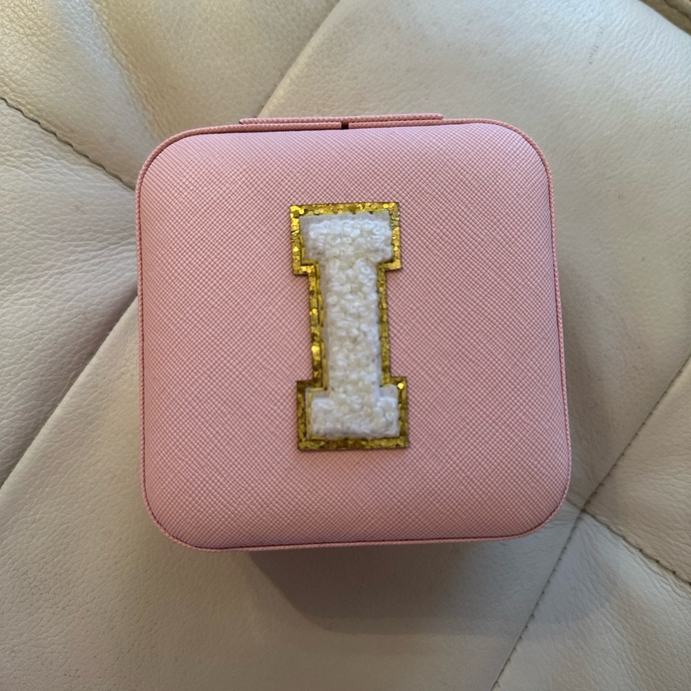 letter “i” jewelry case